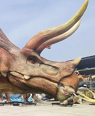 Cabeza animatrónica de Triceratops, una de las figuras que suministramos para exposiciones — dinosaurios en Castellón de la Plana