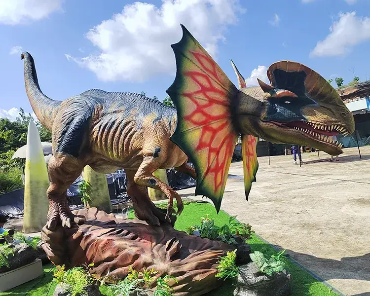 Dilofosaurio animatrónico, una de las figuras que suministramos para exposiciones — dinosaurios en Jaén