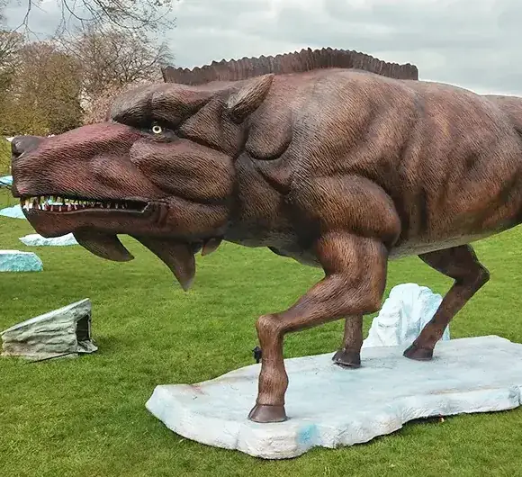 Entelodonte animatrónico ('cerdo del infierno'), una de las figuras que suministramos para exposiciones — dinosaurios en Logroño