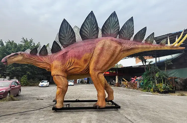 Estegosaurio animatrónico, una de las figuras que suministramos para exposiciones — dinosaurios en Palma de Mallorca