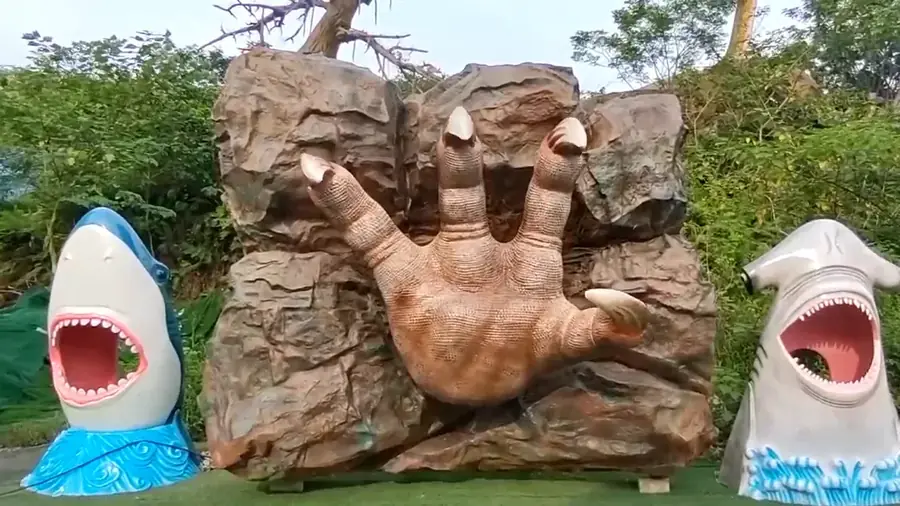 Garra de dinosaurio gigante (photocall), una de las figuras que suministramos para exposiciones — dinosaurios en San Sebastián