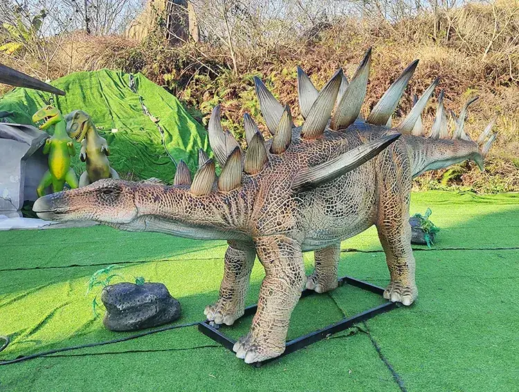 Kentrosaurio animatrónico, una de las figuras que suministramos para exposiciones — dinosaurios en Valencia
