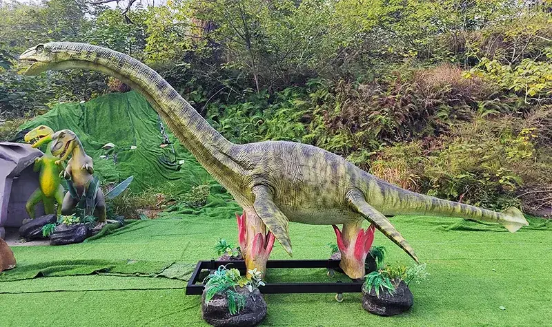 Mamenchisaurus animatrónico, una de las figuras que suministramos para exposiciones — dinosaurios en Vigo