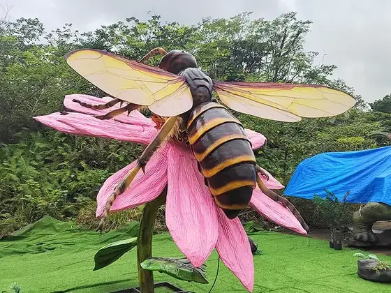 Abeja gigante animatrónica