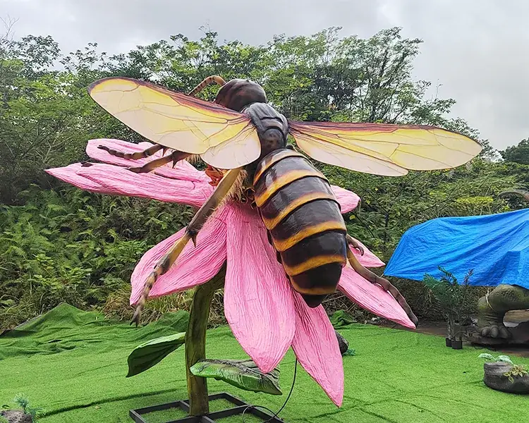 Abeja gigante animatrónica