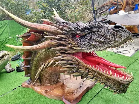 Cabeza de dragón animatrónica