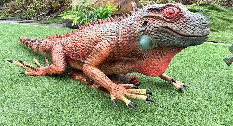 Camaleón naranja gigante animatrónico