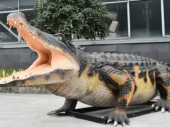 Cocodrilo gigante animatrónico