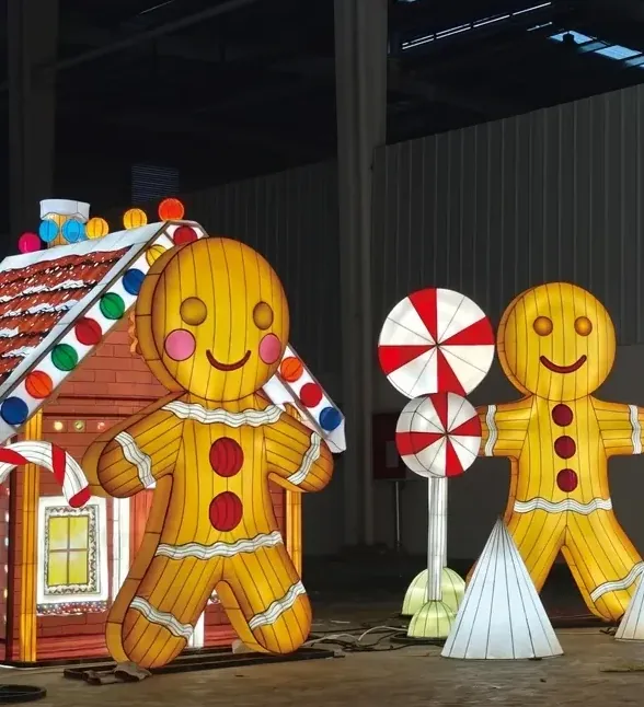 Galletas de jengibre luminosas LED junto a una casita de dulces