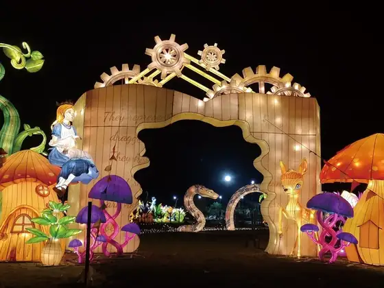Escena luminosa LED de setas gigantes y casitas de cuento