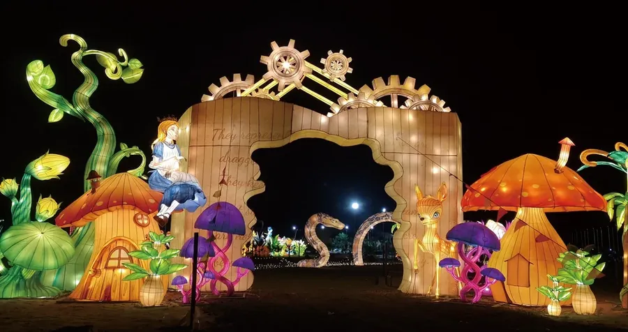 Escena luminosa LED de setas gigantes y casitas de cuento