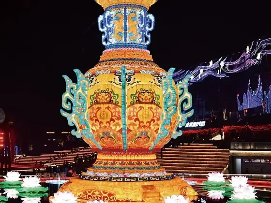 Gran farol luminoso LED decorado, rodeado de flores de loto