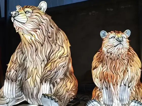 Dos leones luminosos LED de melena dorada