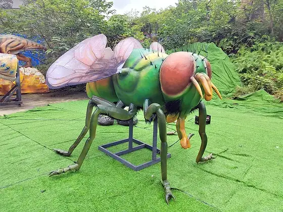 Mosca gigante animatrónica