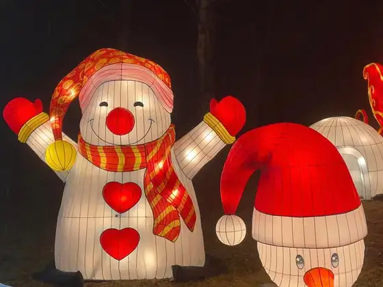 Muñeco de nieve luminoso LED con bufanda y gorro rojo