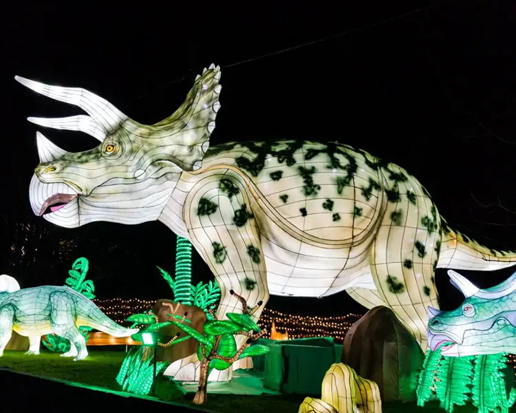 Triceratops luminoso LED con la gola iluminada, en un recorrido nocturno